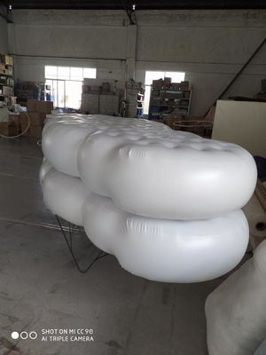 屋外の巨大な広告の気球のヘリウムはデジタル印刷を密封した