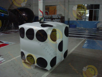 白い耐火性の屋外広告のための立方体のヘリウムによって満たされる気球