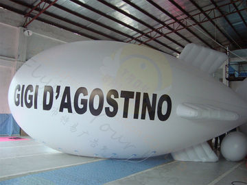 巨大で膨脹可能なツェッペリン型飛行船の気球の白い伸縮性がある紫外線保護された印刷